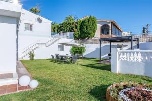 ベレス・マラガにあるA&N Rivera Casa Blancaの庭園(テーブル、椅子付)