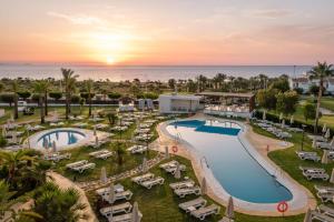 uma vista aérea de um resort com piscina e oceano em ALEGRIA Palacio Mojacar - Adults Only em Mojácar