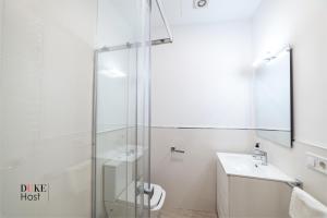 een badkamer met een douche, een toilet en een wastafel bij Castellana Norte Ml8 in Madrid