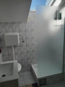 ein Badezimmer mit einem Waschbecken, einem WC und einer Badewanne in der Unterkunft Fine Rest Brcko 2 in Brčko