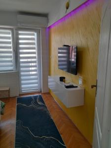 ein Wohnzimmer mit einem TV an der Wand in der Unterkunft Fine Rest Brcko 2 in Brčko