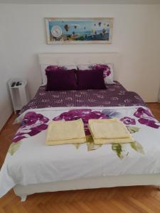 ein Schlafzimmer mit einem Bett mit zwei Handtüchern darauf in der Unterkunft Fine Rest Brcko 2 in Brčko