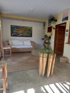 a living room with a couch and a table at Casa Éolica in Barra Grande
