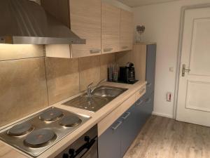 Kuchyň nebo kuchyňský kout v ubytování Ferienwohnung "Am Mittag"