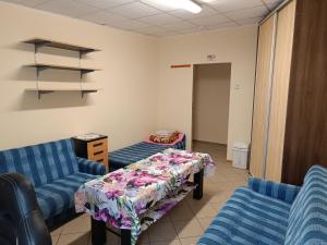 Zimmer mit 2 Sofas, einem Tisch und Stühlen in der Unterkunft Hostel WELINEK gratis parking in Stęszew