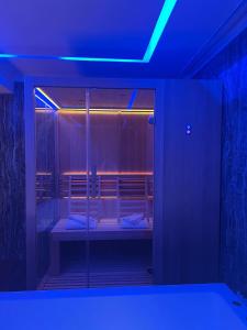 Zimmer mit blauer Decke in der Unterkunft Hotel Masaniello Luxury in Casoria