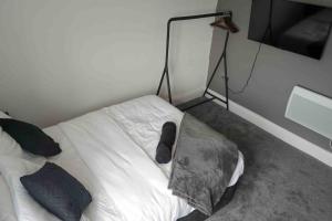 a bed in a corner of a room at Stunning Two Bed City Centre Apartment in Hunslet