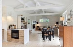 - une cuisine et une salle à manger avec une table et des chaises dans l'établissement Lovely Home In Frevejle With Kitchen, à Fårevejle