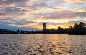 Blick auf einen großen Wasserkörper bei Sonnenuntergang in der Unterkunft 3 Bedroom Stunning Home In Wien in Wien