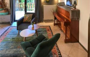 ein Wohnzimmer mit Sofa und Klavier in der Unterkunft 3 Bedroom Stunning Home In Wien in Wien