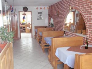 un restaurante con mesas y sillas y una pared de ladrillo en Pension Maestral, en Mlini