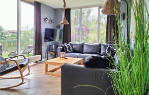 sala de estar con sofá y mesa en Lovely Home In Vlagtwedde With Kitchen, en Vlagtwedde