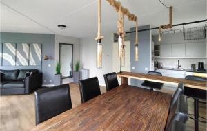een woonkamer met een eettafel en stoelen bij Amazing Home In Vlagtwedde With Indoor Swimming Pool And 3 Bedrooms in Vlagtwedde