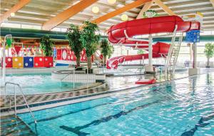 een zwembad met een glijbaan in een gebouw bij Amazing Home In Vlagtwedde With Indoor Swimming Pool And 3 Bedrooms in Vlagtwedde