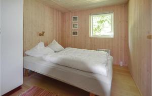 Fjellerup StrandにあるBeautiful Home In Glesborg With 4 Bedrooms, Sauna And Wifiの窓付きの客室の白いベッド1台
