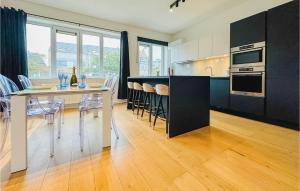 - une cuisine et une salle à manger avec une table et des chaises dans l'établissement 1 Bedroom Nice Apartment In Oostende, à Ostende