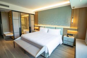 Voodi või voodid majutusasutuse YOHO Treasure Island Hotel toas