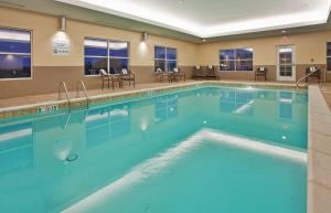 בריכת השחייה שנמצאת ב-Candlewood Suites Kansas City Northeast, an IHG Hotel או באזור