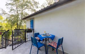een blauwe tafel en stoelen op een balkon bij Amazing Apartment In Kastav With Kitchen in Kastav