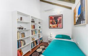 een slaapkamer met een bed en boekenplanken bij Amazing Apartment In Kastav With Kitchen in Kastav