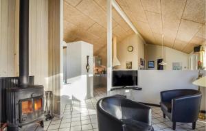 Кът за сядане в Stunning Home In Glesborg With 4 Bedrooms, Sauna And Wifi