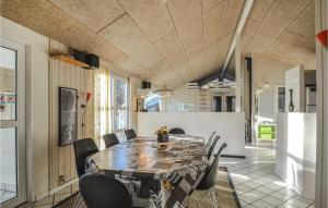 Fjellerup StrandにあるStunning Home In Glesborg With 4 Bedrooms, Sauna And Wifiのダイニングルーム(テーブル、椅子付)