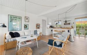 een woonkamer met een bank en een tafel bij Nice Home In Gudhjem With Kitchen in Gudhjem