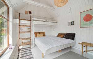 Ένα ή περισσότερα κρεβάτια σε δωμάτιο στο Nice Home In Gudhjem With Kitchen