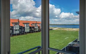 ヒュールスミンネにあるStunning Home In Juelsminde With 3 Bedrooms And Wifiの草原の景色を望む窓