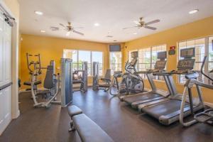 een fitnessruimte met loopbanden en crosstrainers bij TVPM-4OO1#2O3BD VC apts in Orlando