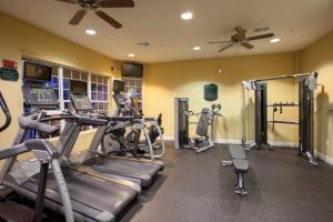 un gimnasio con varias cintas de correr y máquinas cardiovasculares en TVPM-4OO1#2O3BD VC apts, en Orlando