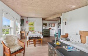 ein Wohnzimmer mit einem Tisch und einem Sofa in der Unterkunft 2 Bedroom Nice Home In Kalundborg in Kalundborg