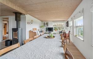 ein Wohnzimmer mit einem Tisch und einem Kamin in der Unterkunft 2 Bedroom Nice Home In Kalundborg in Kalundborg