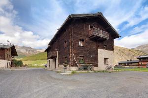un gran edificio de madera con un balcón lateral en Baita Campacc Marco, en Livigno