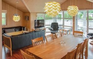 uma sala de jantar com uma grande mesa e cadeiras em Stunning Home In Glesborg With 4 Bedrooms, Sauna And Wifi em Fjellerup Strand