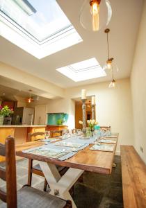comedor con mesa de madera y tragaluz en Seaborne, en Newport