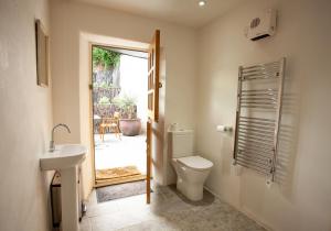 Un baño con inodoro, lavabo y ventana. en Seaborne, en Newport 61 fotos más