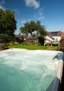 una gran piscina de agua en un patio en Seaborne, en Newport