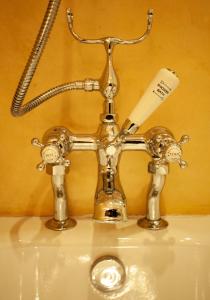 lavabo con grifo y cepillo de dientes en Seaborne, en Newport