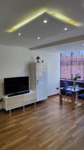 プラヤ・デル・イングレスにあるALAMO LUXURY APARTMENTのリビングルーム(テーブル、大画面テレビ付)