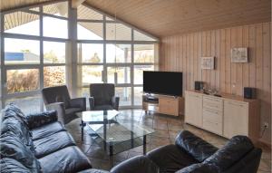 Il comprend un salon avec des canapés et une télévision à écran plat. dans l'établissement Cozy Home In Glesborg With Indoor Swimming Pool, à Fjellerup Strand