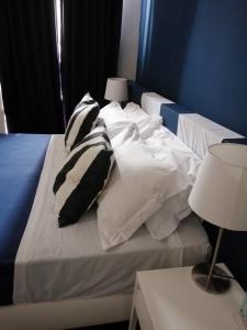 ein Bett mit schwarzen und weißen Kissen darauf in der Unterkunft I DIOSCURI in Neapel