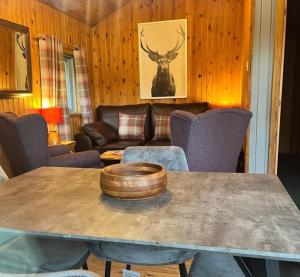 uma sala de estar com uma mesa com uma tigela em Milton Bay Luxury lodge wrapped in exceptional scenery em Morenish