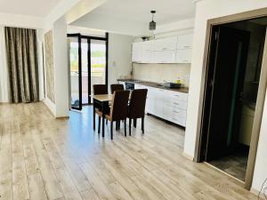 a kitchen and dining room with a table and chairs at Apartament Dem Rădulescu Lidl in Râmnicu Vâlcea