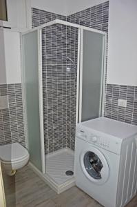 lavatrice in bagno con servizi igienici di BoaOp Apartaments a Sal Rei