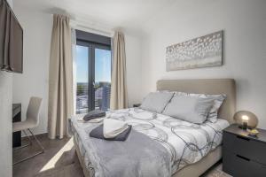- une chambre avec un grand lit et une fenêtre dans l'établissement Rustic Luxury Villas Dalma & Dalmata, à Murvica