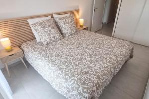 a bedroom with a bed and two pillows on it at LE SEGRETO, Appt Neuf dans résidence de Standing, Superbe Déco, Centre, 2 Parkings Privés, Climatisation in Sète