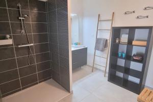 a bathroom with a shower and a sink at LE SEGRETO, Appt Neuf dans résidence de Standing, Superbe Déco, Centre, 2 Parkings Privés, Climatisation in Sète