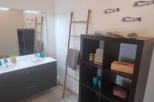 a bathroom with a sink and a mirror at LE SEGRETO, Appt Neuf dans résidence de Standing, Superbe Déco, Centre, 2 Parkings Privés, Climatisation in Sète +13 photos