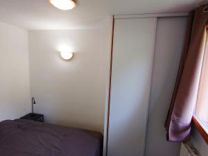 - une chambre avec un lit et une porte coulissante en verre dans l'établissement Appartement Saint-François-Longchamp, 2 pièces, 4 personnes - FR-1-635-11, à Saint-François-Longchamp